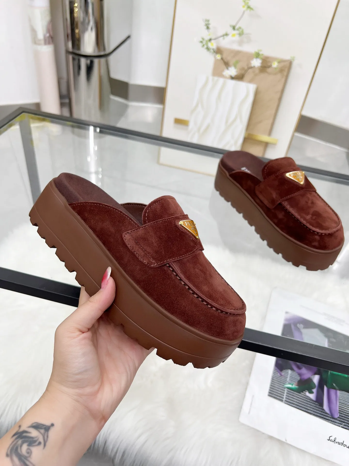 👟👟Ex-factory price 520👟👟 🌸Prada 2025 spring and summer new slippers 💫Velcro sandals The latest catwalk style, classic upgrades, both comfort and fashion. Each color combination looks good, and the design matches different style needs ✅Upper: original customized cowhide ✅Inner: original customized sheepskin lining, cowhide feet ✅Outsole: original molded anti-slip outsole ✅Number of codes: 35-40 (41 customized, non-refundable and non-exchangeable)
